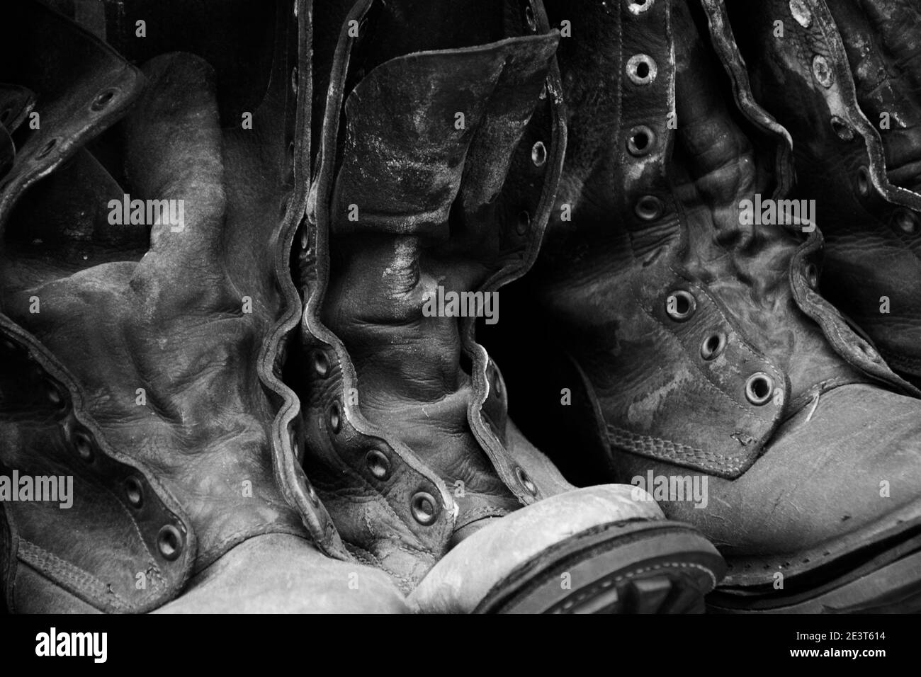 Vecchi stivali dell'esercito in vendita al mercato delle pulci. Foto storica in bianco e nero Foto Stock