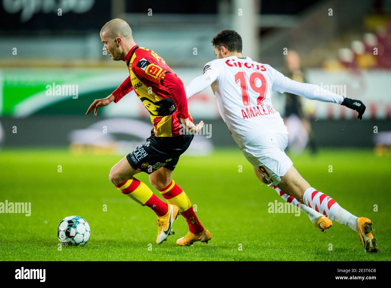 Geoffrey Hairemans di Mechelen e Selim Amallah di Standard combattono per la palla durante una partita di calcio tra KV Mechelen e Standard de Liege, mercoledì Foto Stock
