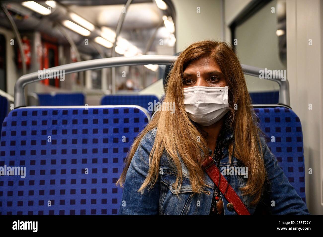 Germania, Amburgo, Corona Virus, COVID-19 , la donna indossa una maschera medica protettiva , made in China, in treno sotterraneo Foto Stock
