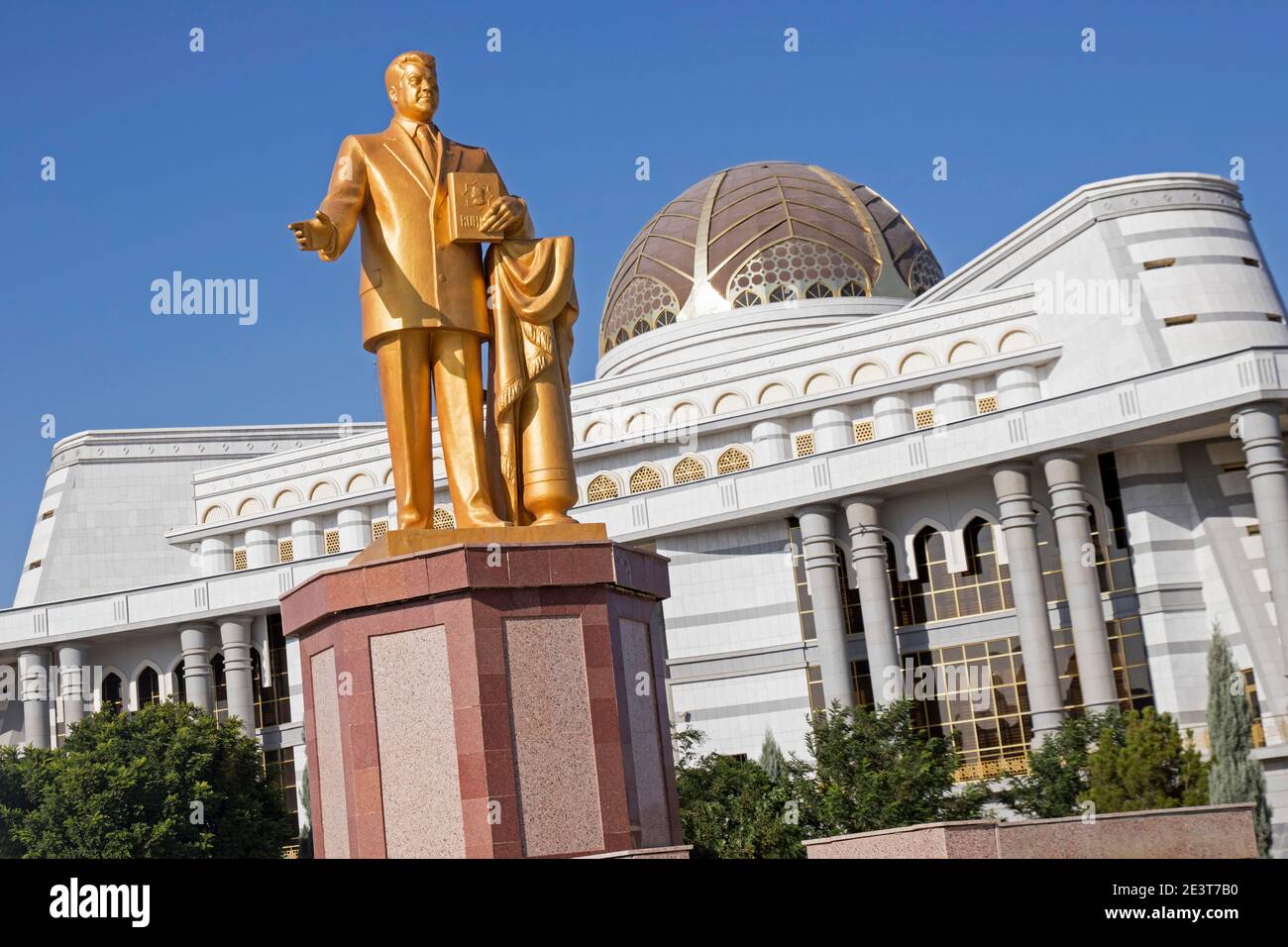 Mary Library / Mary Turkmenistan edificio della Biblioteca Nazionale con la statua del presidente Saparmurat Niyazov, Turkmenistan Foto Stock