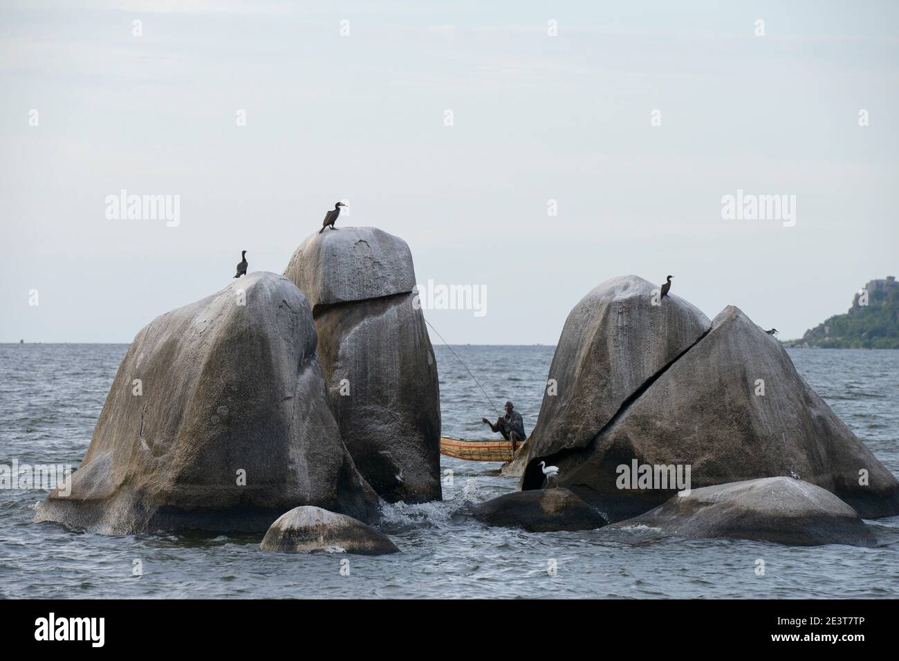 TANZANIA, Mwanza, roccia di Bismarck sul lago Victoria, che prende il nome dal cancelliere tedesco otto Fürst von Bismarck durante il periodo coloniale Tedesco Est-Africa / TANSANIA, Mwanza, Bismarck Felsen am Viktoria See, benannt nach dem Reichskanzler otto Fuerst von Bismarck waehrend der deutschen Kolonialzeit-Deutsch Ostafrika Foto Stock