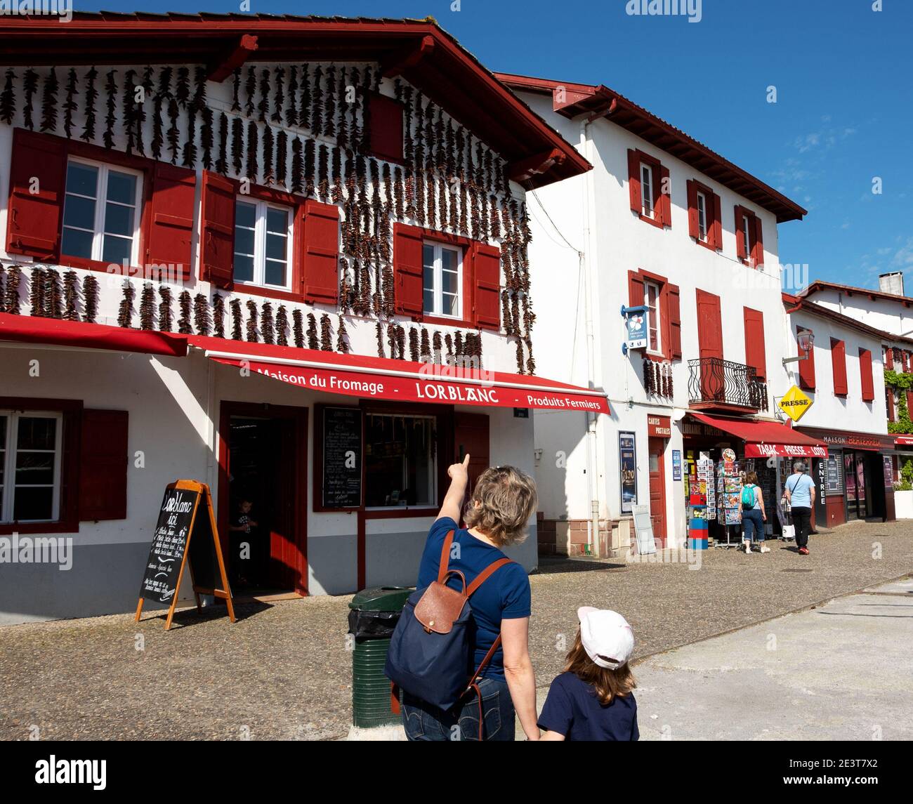 ESPELETTE, FRANCIA - AVRIL 19, 2018: I turisti visitano il pittoresco villaggio di Espelette, noto per i suoi peperoni rossi secchi, cucina tradizionale basca intra Foto Stock