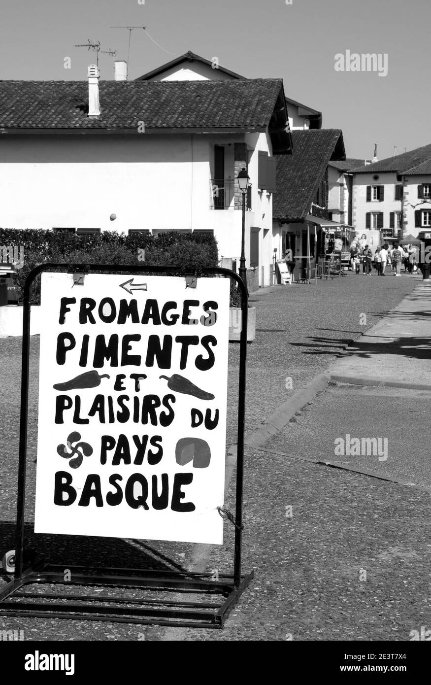 ESPELETTE, FRANCIA - AVRIL 19, 2018: Cartello che indica negozio locale di specialità gastronomiche con specialità basche tradizionali. Foto storica in bianco e nero Foto Stock