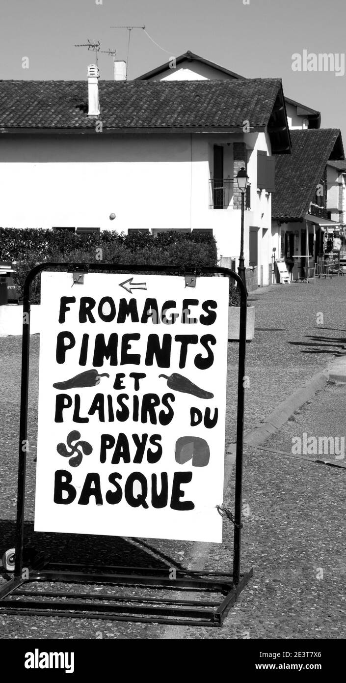 ESPELETTE, FRANCIA - AVRIL 19, 2018: Cartello che indica negozio locale di specialità gastronomiche con specialità basche tradizionali. Foto storica in bianco e nero Foto Stock