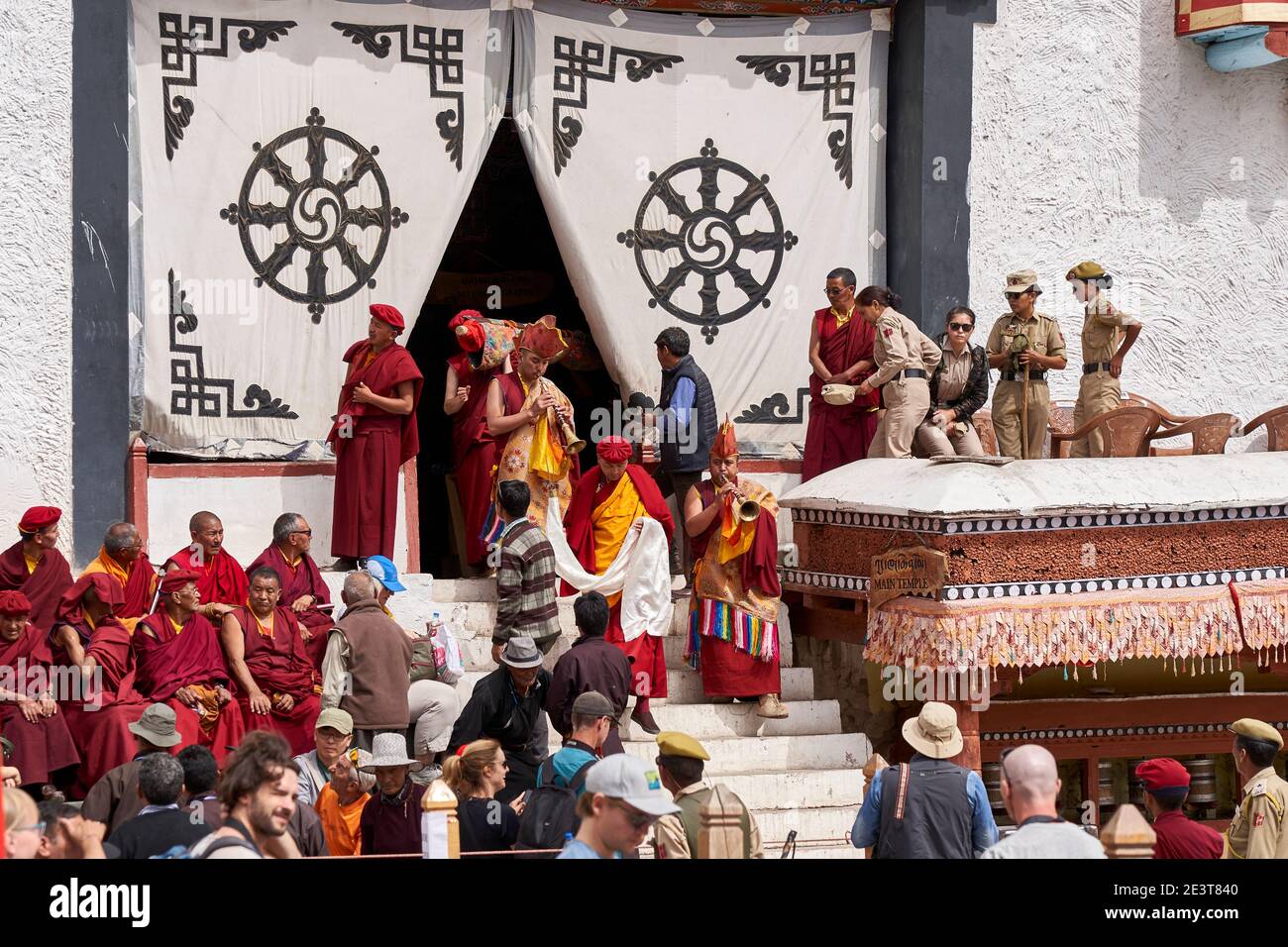 Monaci e visitatori al monastero di Hemis in Ladakh. Foto Stock