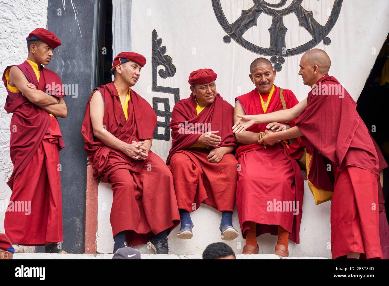 Monaci buddisti impegnati in conversazione a Hemis, Ladakh. Foto Stock