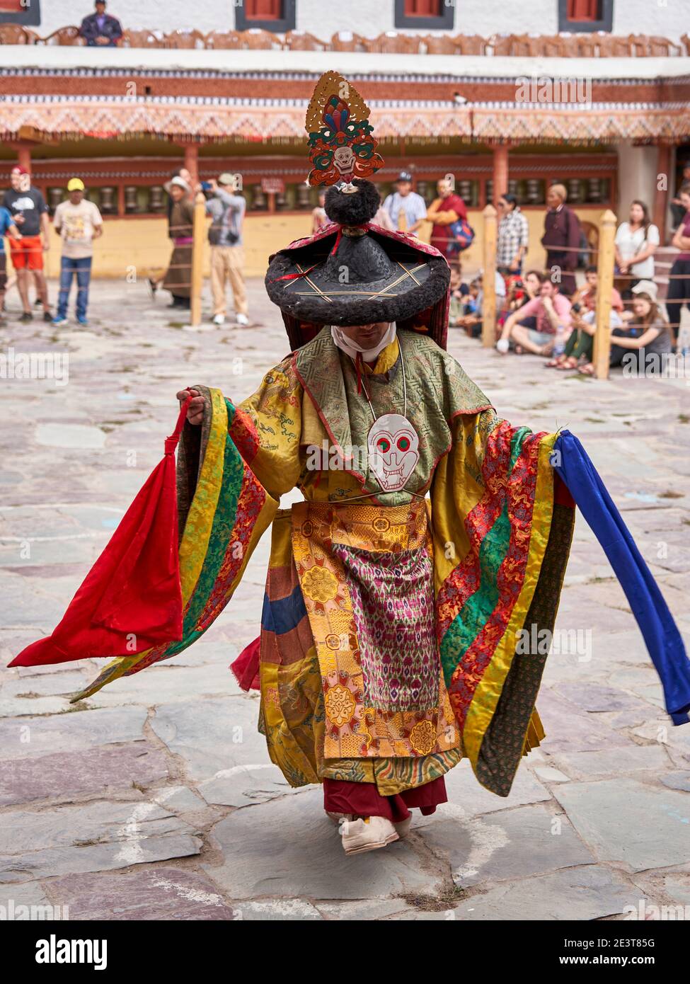 Spettacolo di danza tradizionale a Hemis, Ladakh. Foto Stock