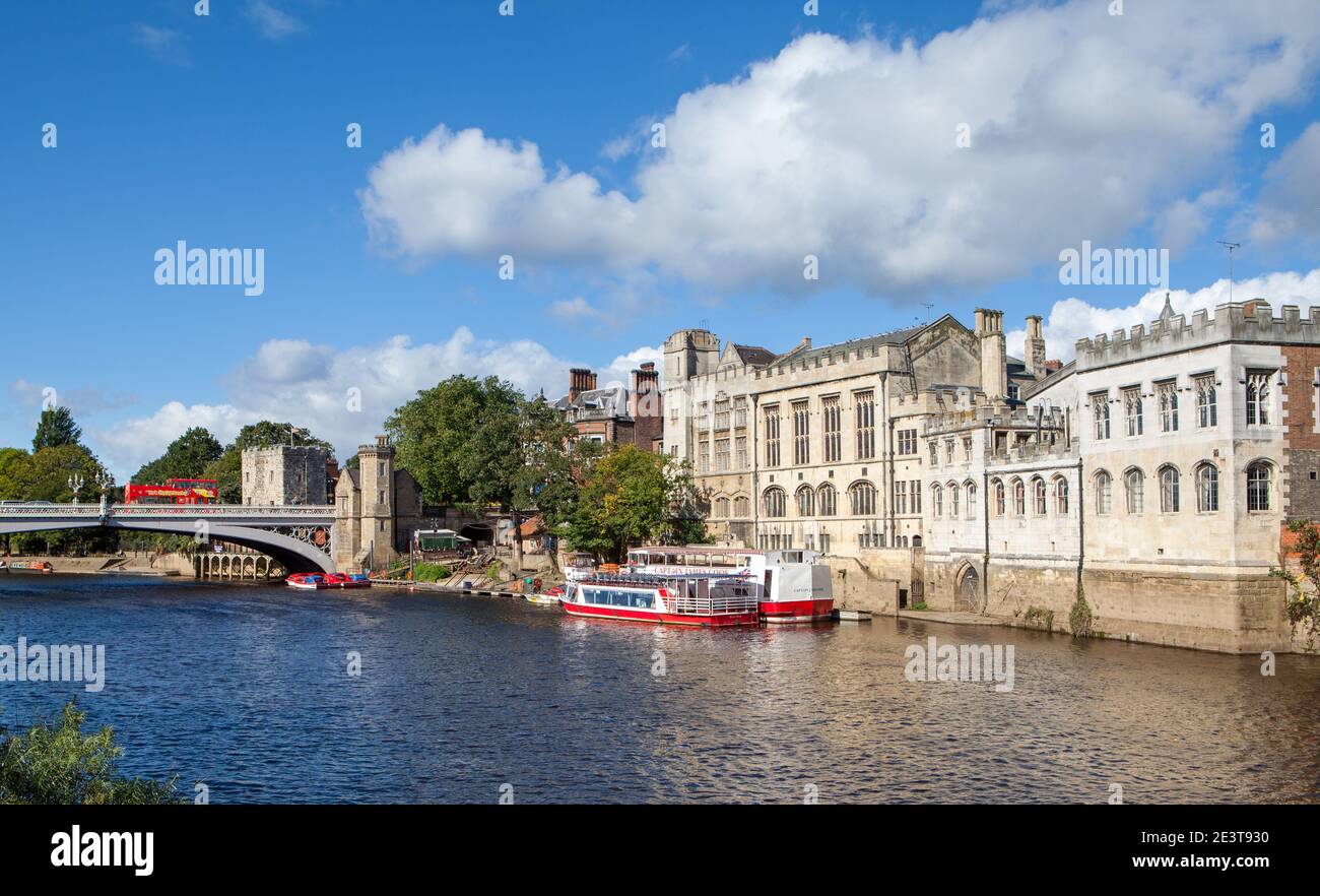 Il fiume Ouse guildhall e il ponte Lendal nella città di York, North Yorkshire Foto Stock