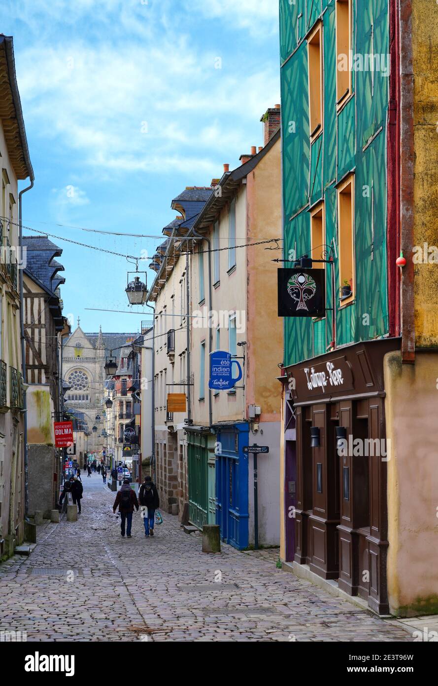 RENNES, FRANCIA -26 dic 2020- colorati edifici medievali in stile Normandia sono ancora in piedi dopo cinque secoli nel vecchio quartiere della città francese Foto Stock