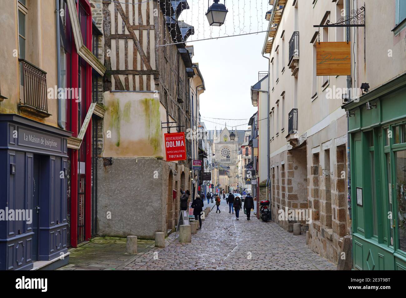 RENNES, FRANCIA -26 dic 2020- colorati edifici medievali in stile Normandia sono ancora in piedi dopo cinque secoli nel vecchio quartiere della città francese Foto Stock