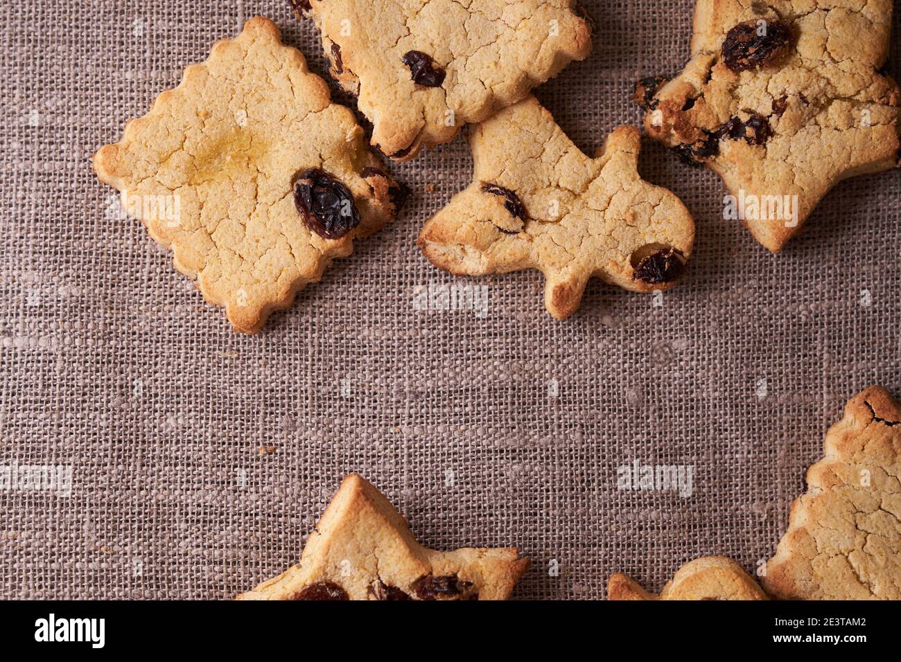 Biscotti al cioccolato su tovagliolo di lino nelle diverse forme dessert sano, senza glutine, senza lattosio, senza zucchero con uvetta con spazio per la copia Foto Stock
