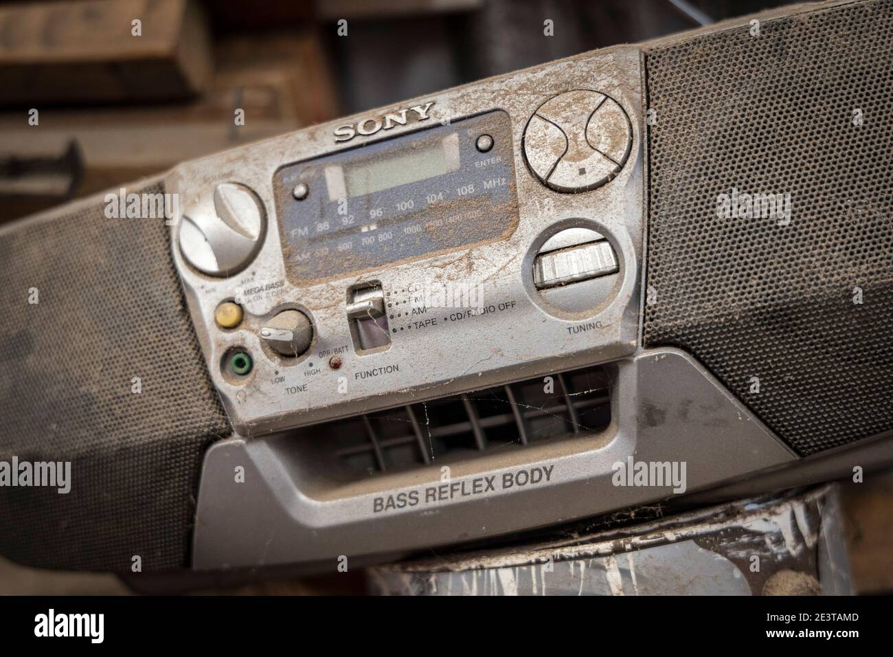 Officina di progettazione fortemente usurata e coperta di polvere radio Sony. Foto Stock