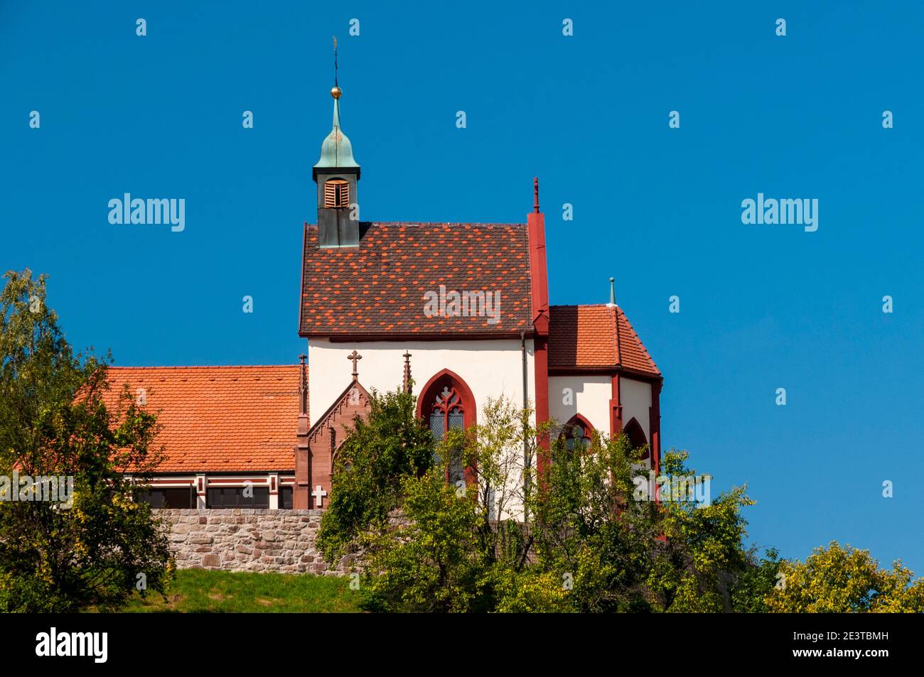 Sankt-Wendelinus-Kapelle (St Wendelinus Chapel) arroccato su una collina a Weisenbach, Germania. Settembre. Foto Stock