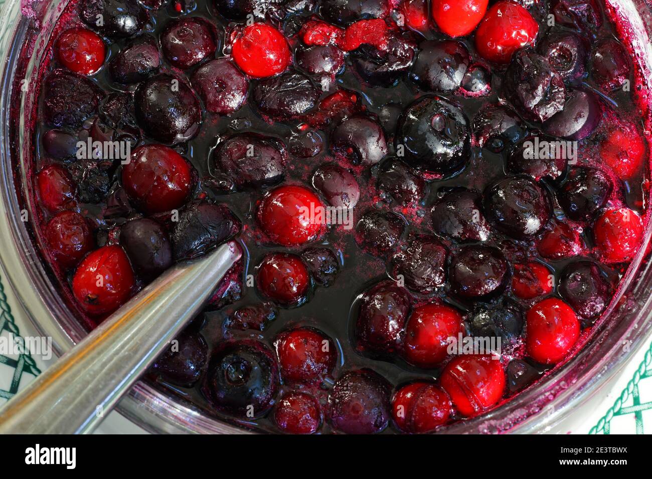 Ciotola di mirtillo e salsa di sciroppo d'acero Foto Stock
