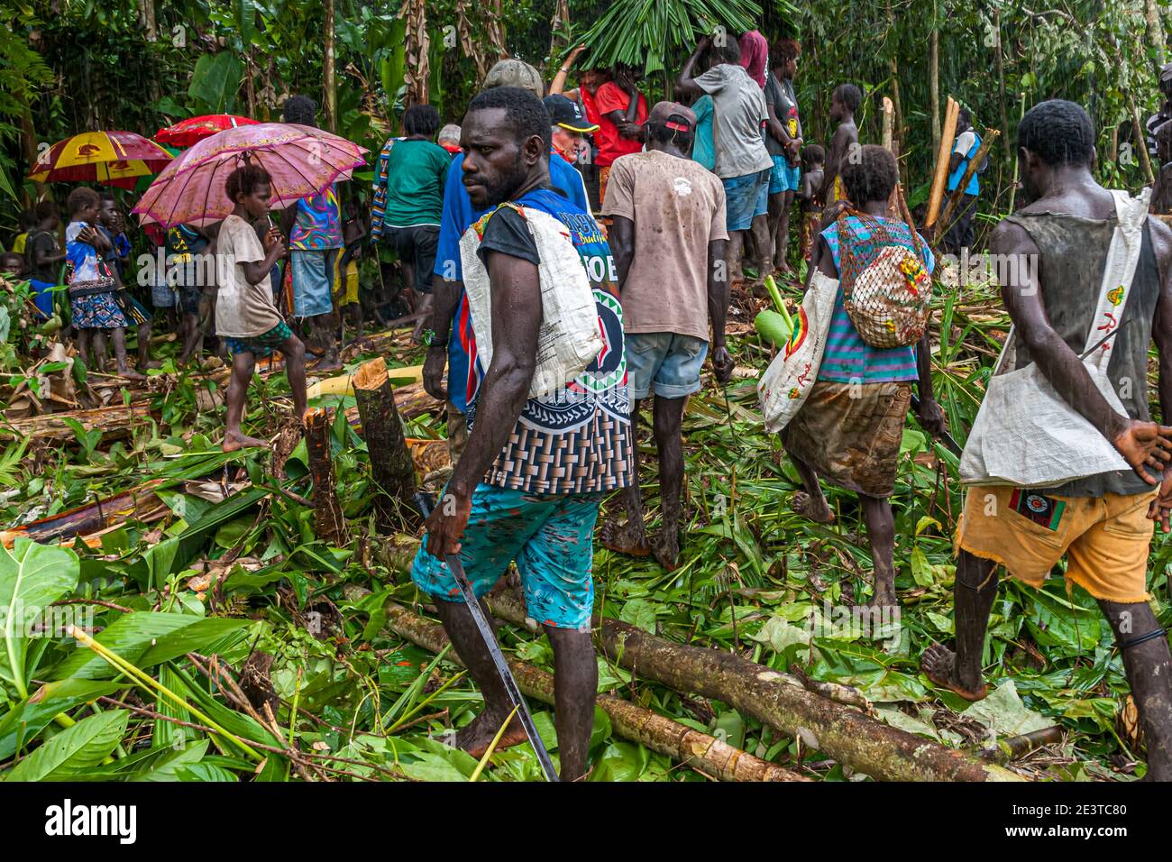 I nativi con ospiti stranieri nella giungla di bougainville Foto Stock