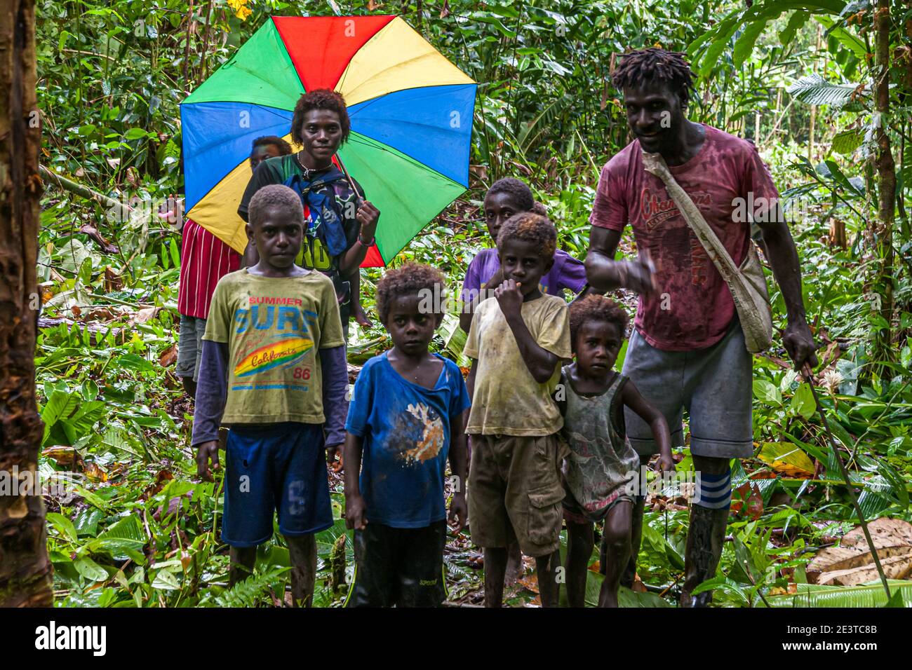 I nativi con ospiti stranieri nella giungla di bougainville Foto Stock