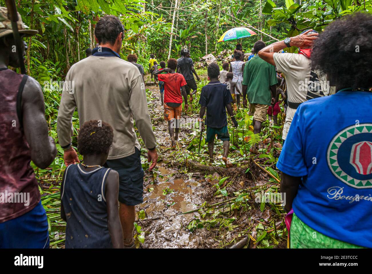 I nativi con ospiti stranieri nella giungla di bougainville Foto Stock