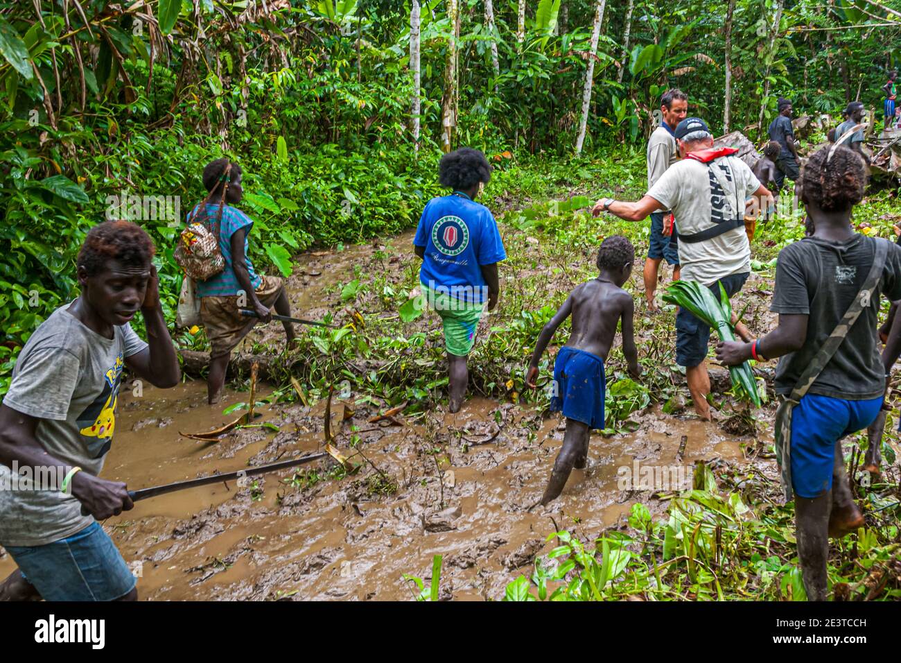 I nativi con ospiti stranieri nella giungla di bougainville Foto Stock