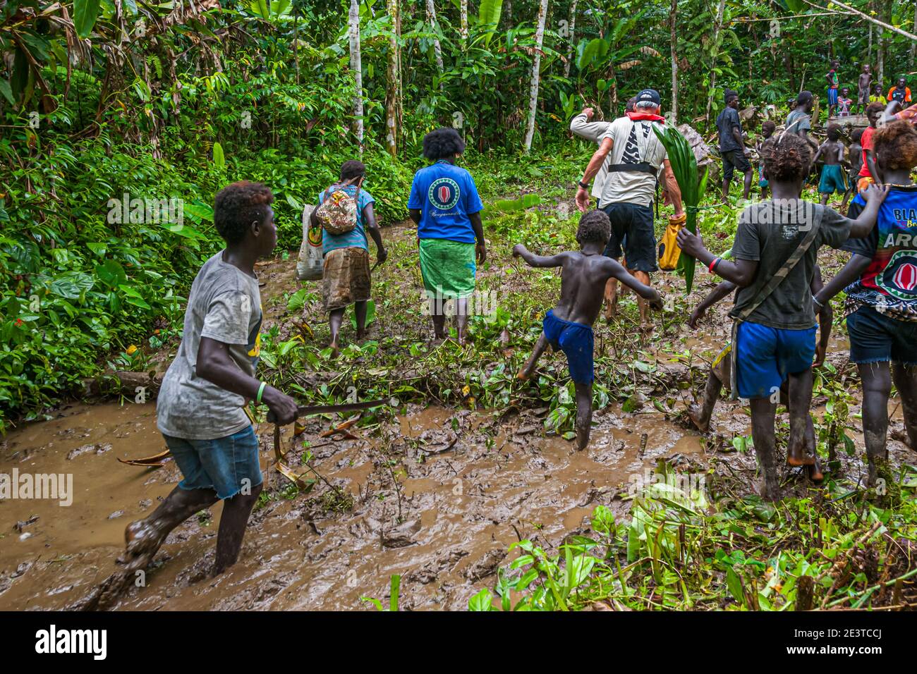 I nativi con ospiti stranieri nella giungla di bougainville Foto Stock