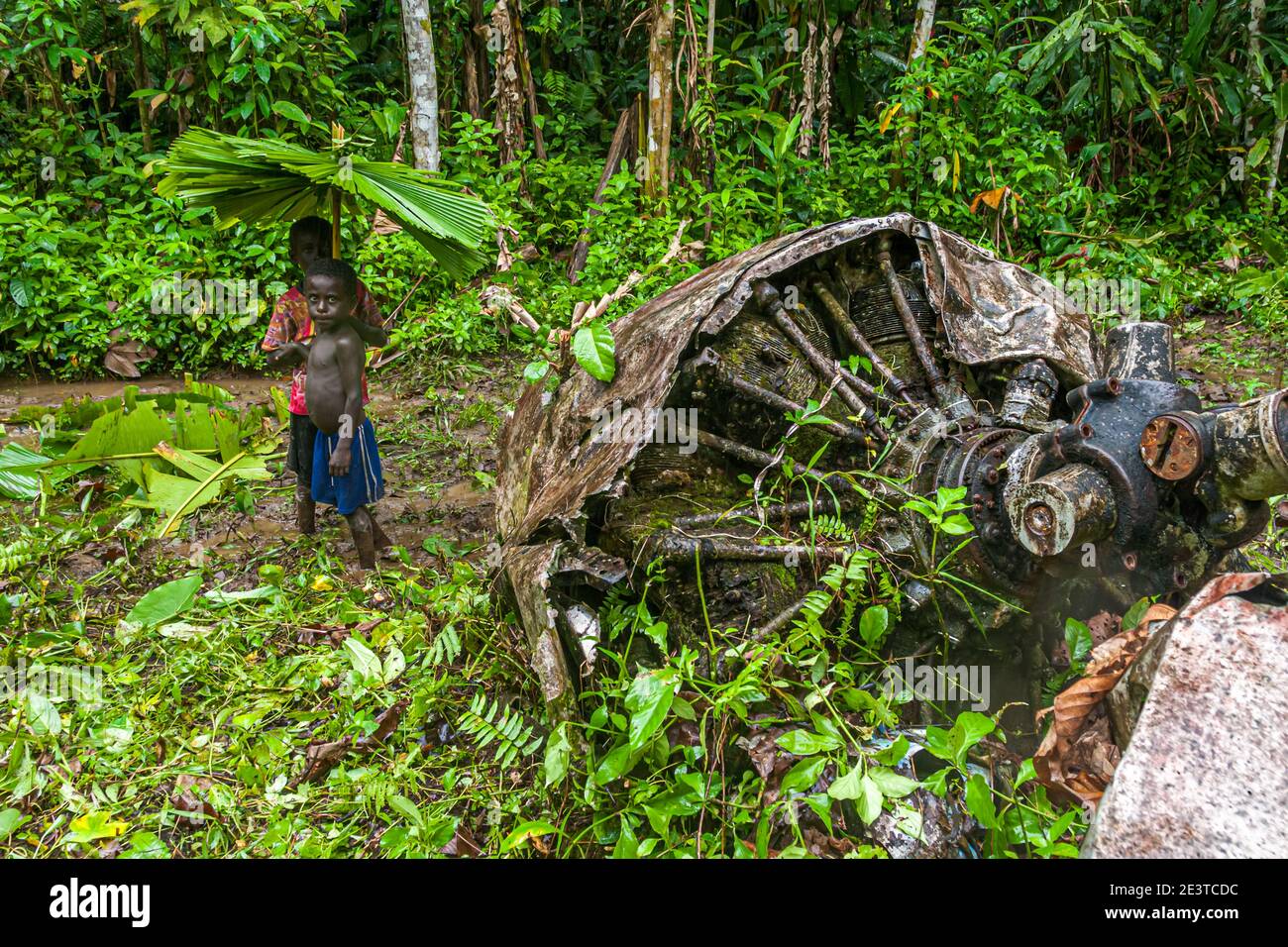 Due ragazzi con ombrelloni da pioggia fatti in proprio nella giungla di Bougainville Foto Stock