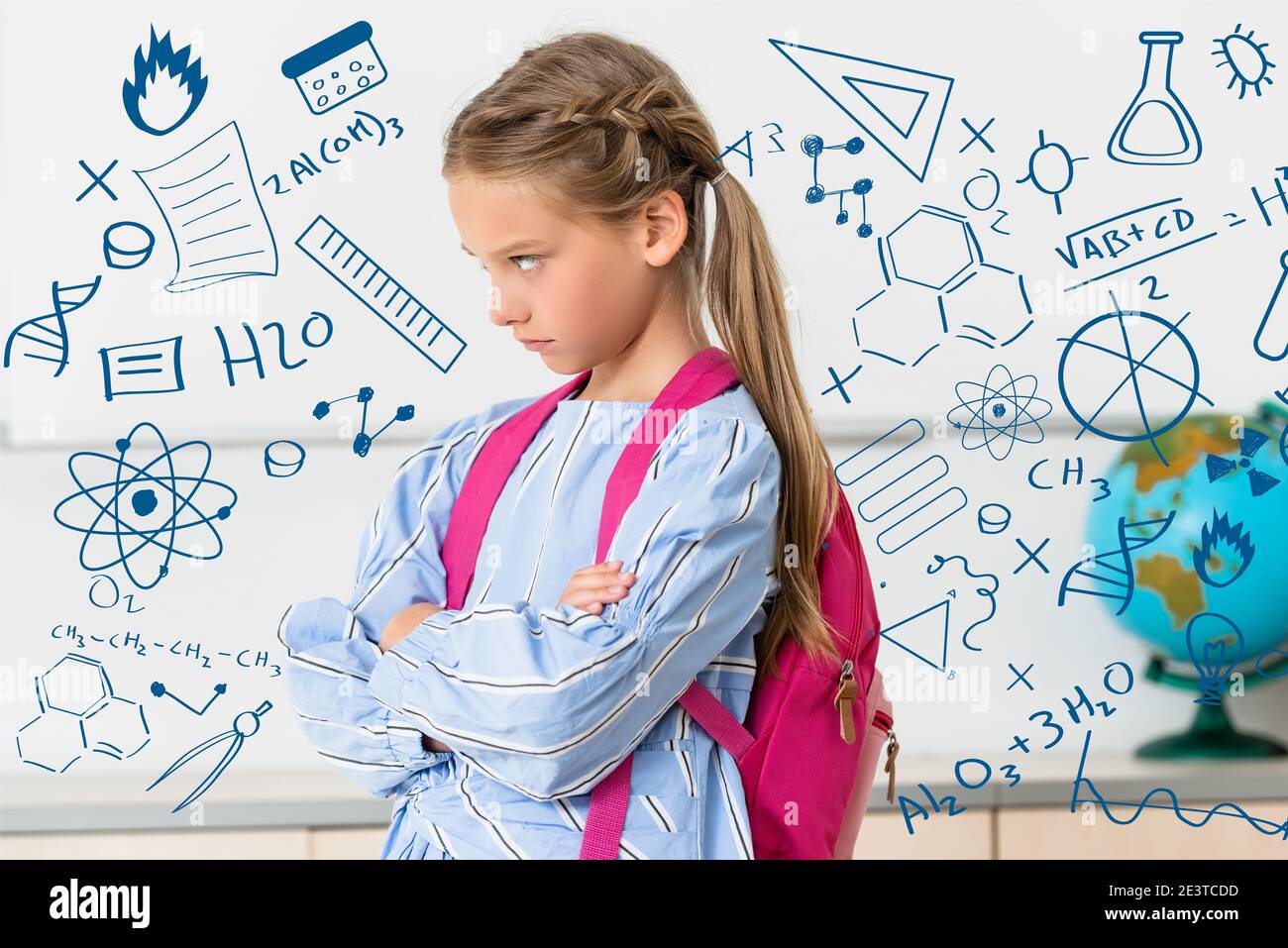 Studentessa seria con zaino che guarda via in classe con la scuola illustrazione Foto Stock