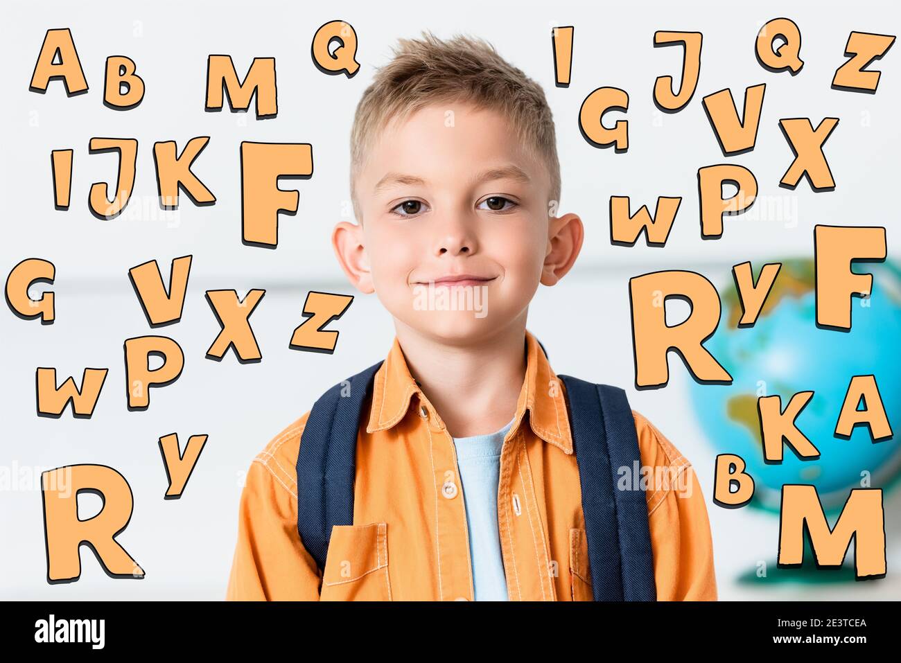 Schoolkid con zaino che guarda la fotocamera in classe con lettere illustrazione Foto Stock