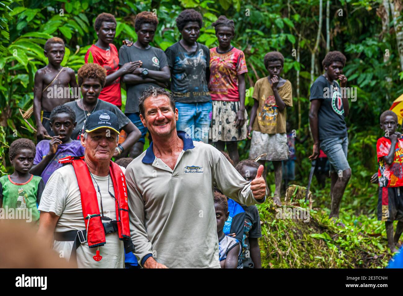 I nativi con ospiti stranieri nella giungla di bougainville Foto Stock