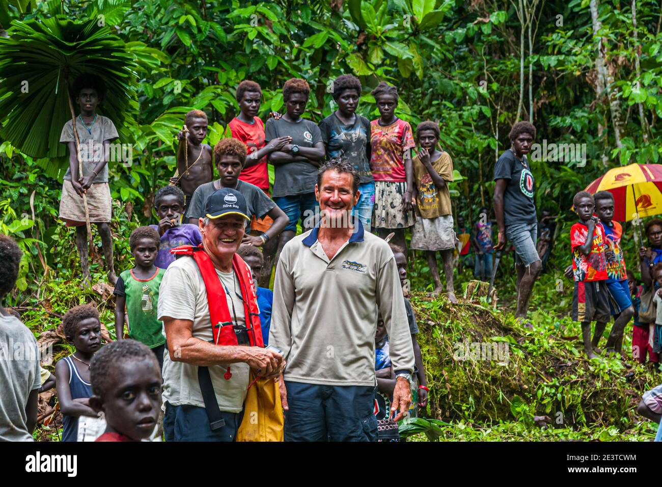 I nativi con ospiti stranieri nella giungla di bougainville Foto Stock