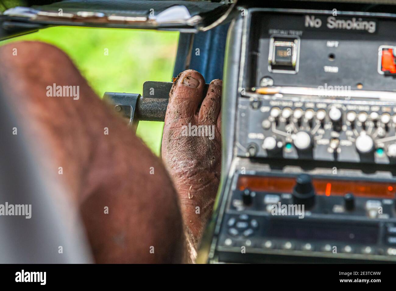 Pilota in elicottero a piedi nudi su Buin, Papua Nuova Guinea Foto Stock