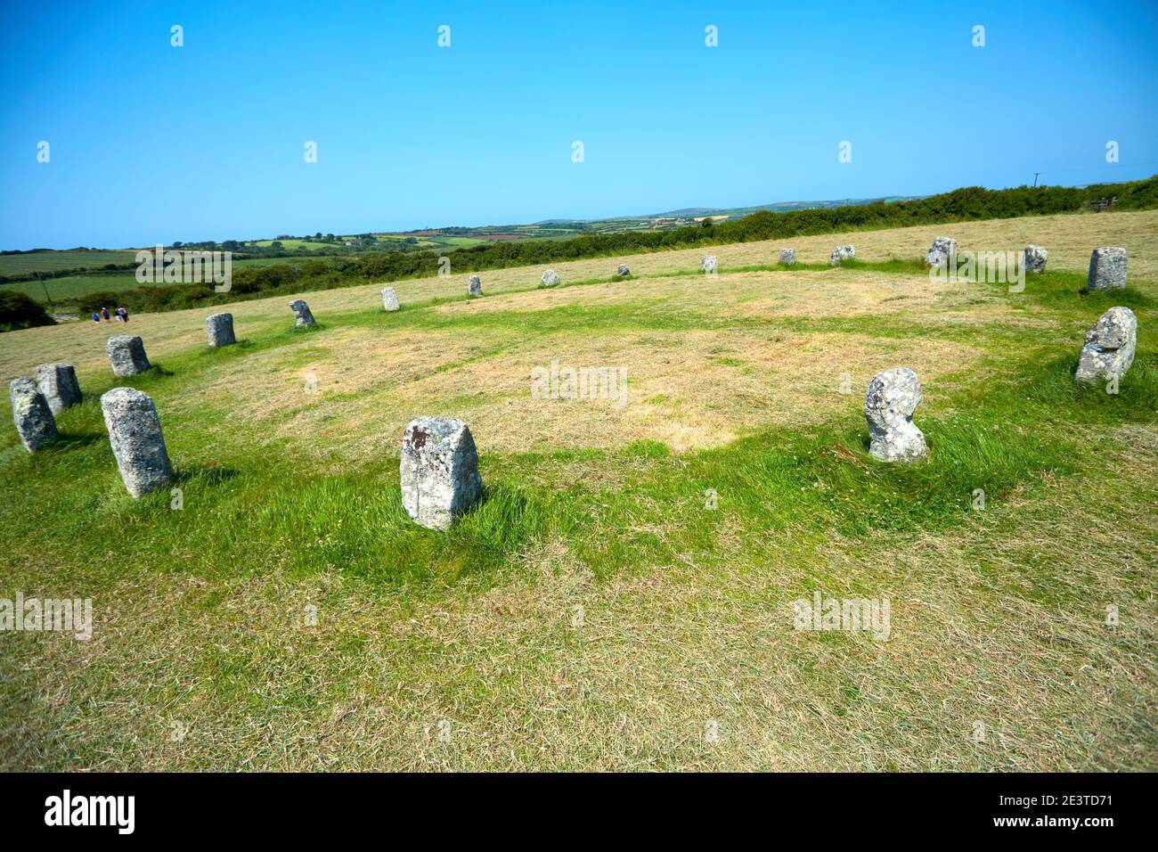 Le Merry Maidens del Boleigh Stone Circle, composto da 19 pietre e conosciuto anche come Dawn's Men, situato tra Lamorna e St Buryan in Cornovaglia Foto Stock