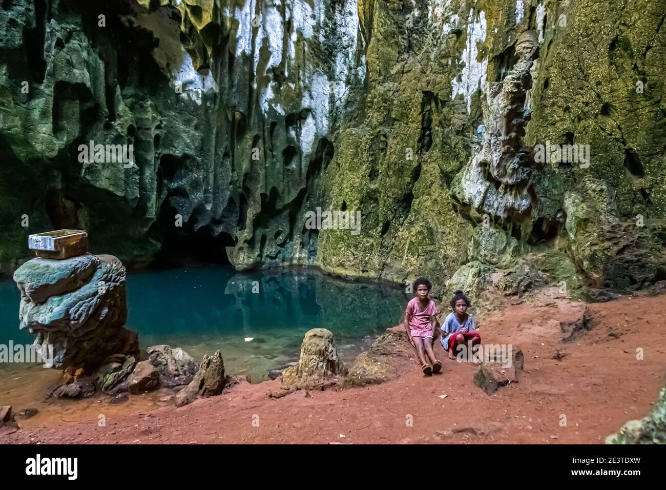 Locali in una grotta salmastra sull'isola di Panasia, Papua Nuova Guinea Foto Stock