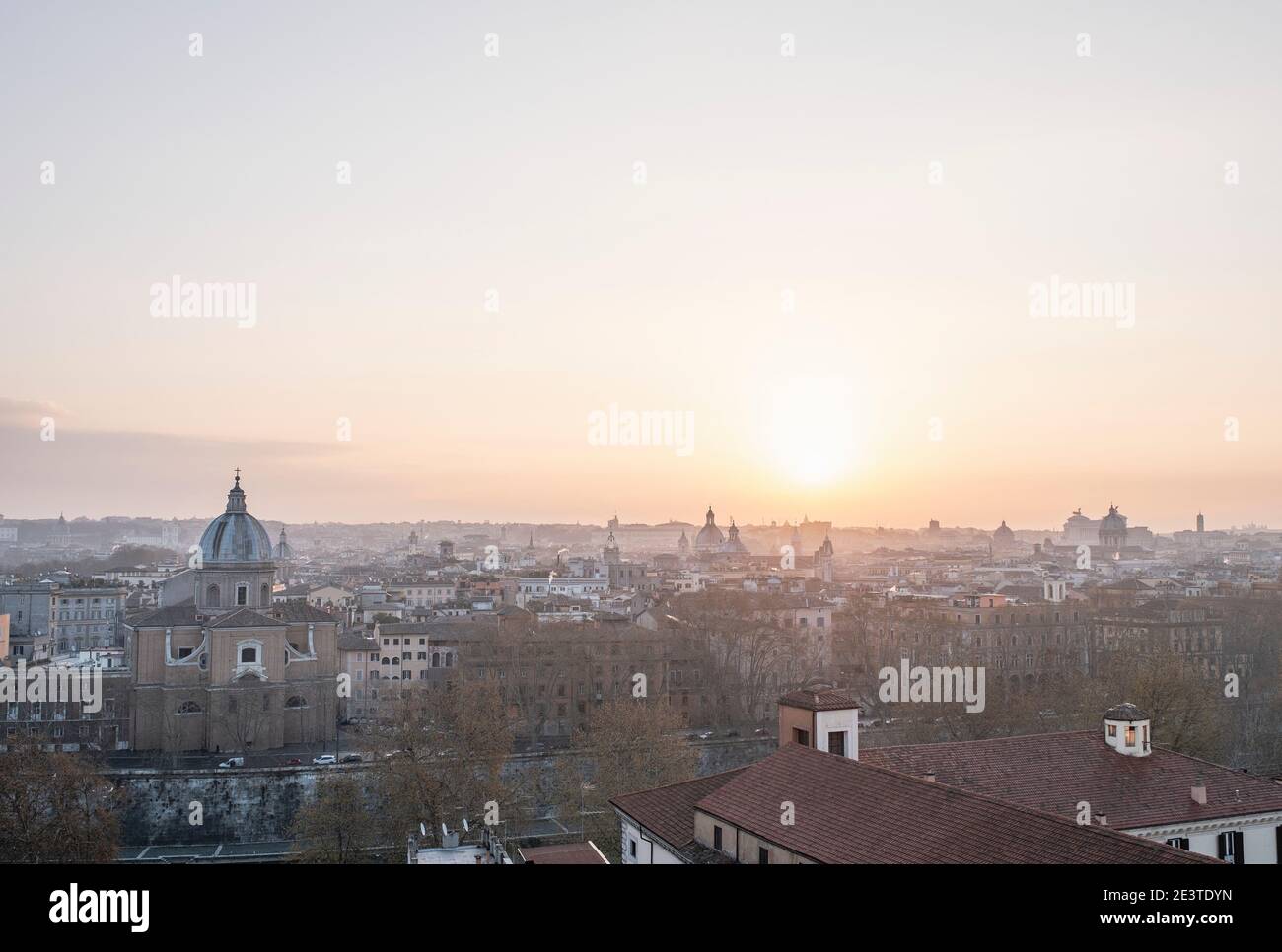 Vista sul centro di Roma, Italia, da Trastevere, sul fiume Tevere, all'alba. Foto Stock