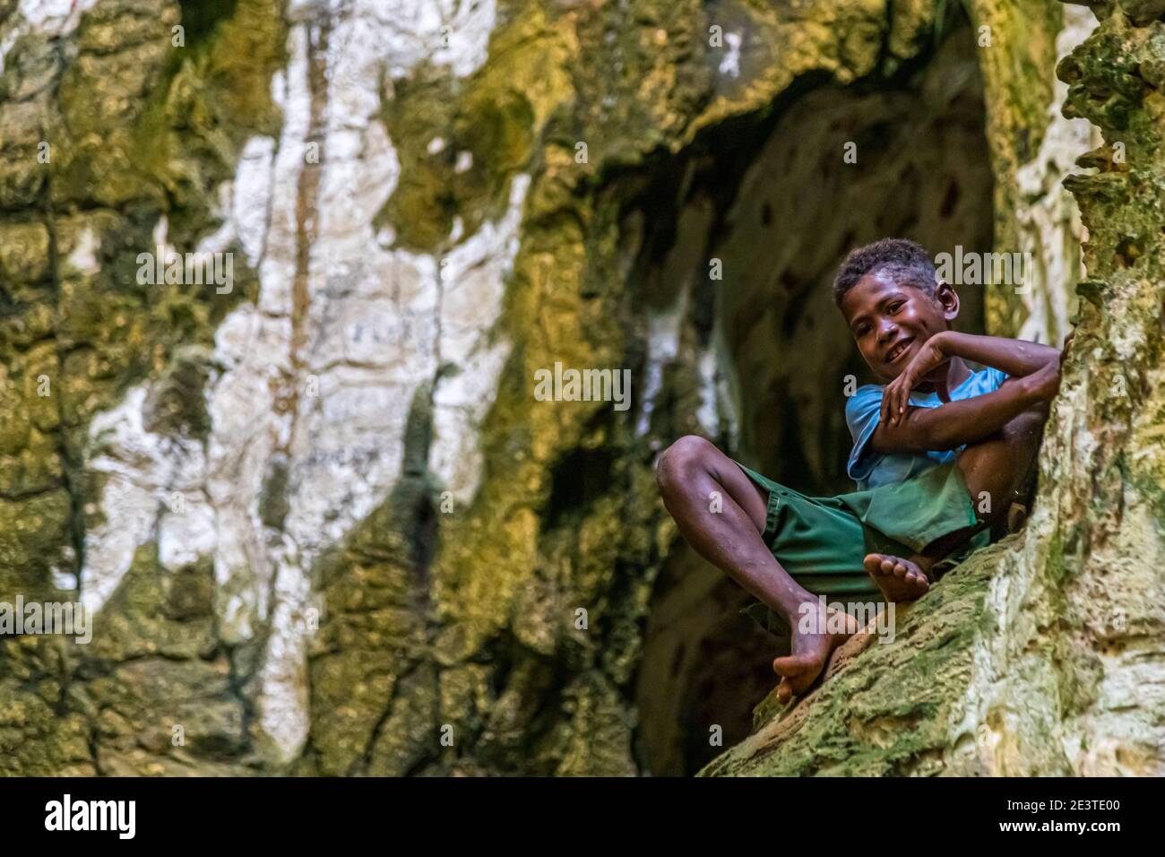 Locali in una grotta salmastra sull'isola di Panasia, Papua Nuova Guinea Foto Stock