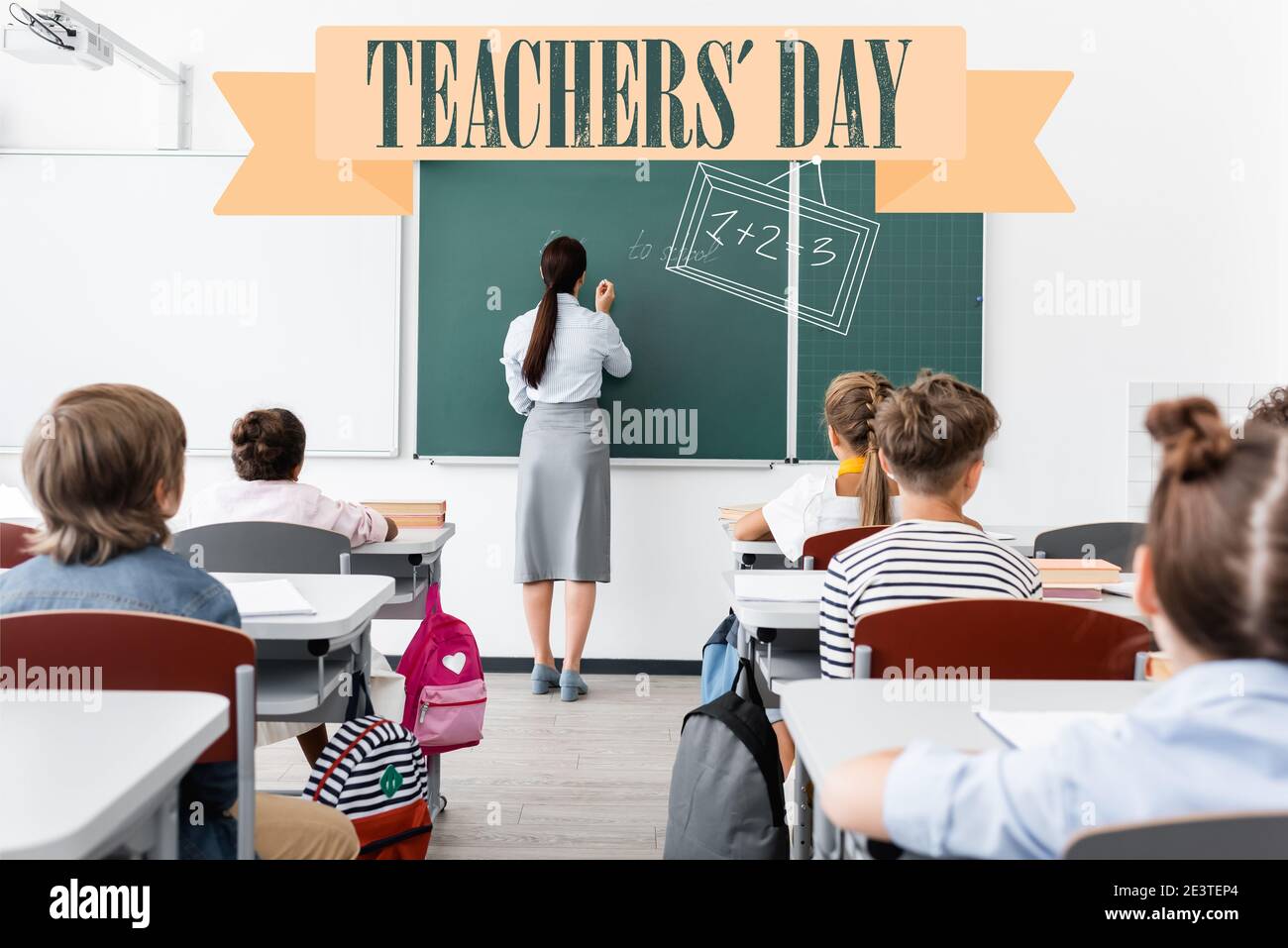 vista posteriore dell'insegnante in scrittura ufficiale di usura sulla lavagna vicino agli allievi multietnici in classe, illustrazione di giorno degli insegnanti Foto Stock