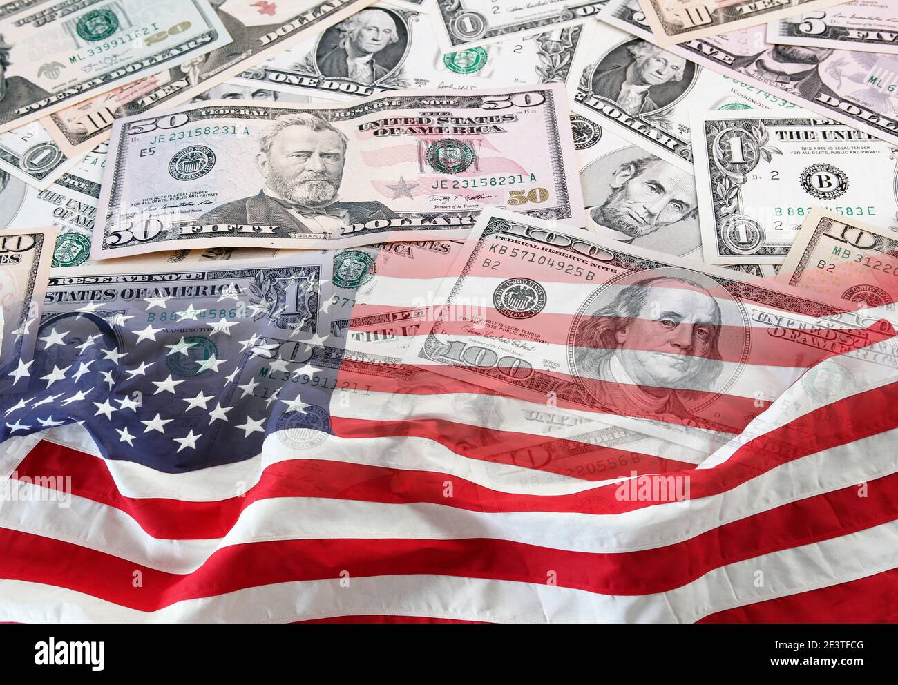 Bandiera americana e banconote americane Foto Stock