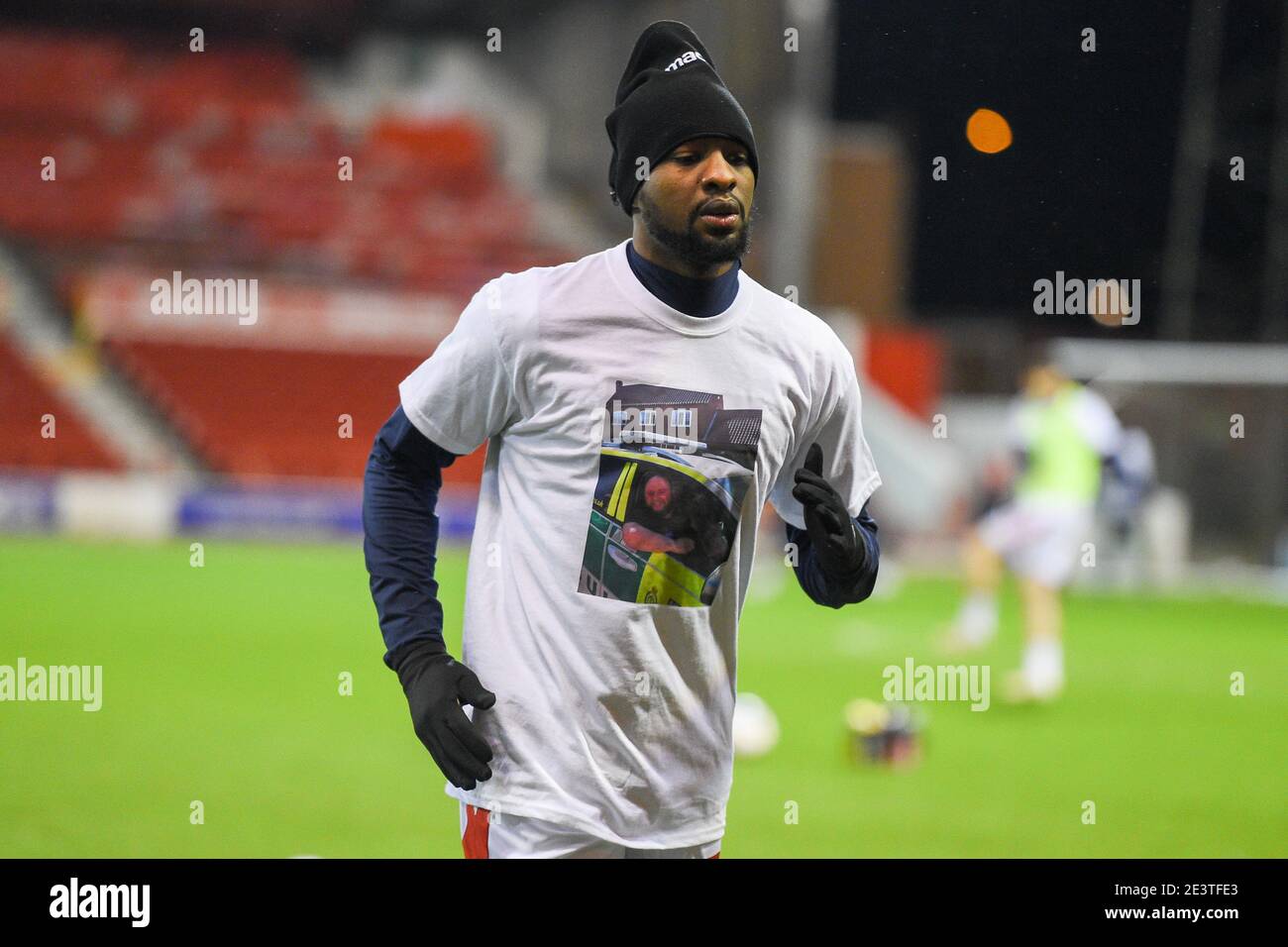 Nottingham, Regno Unito. 20 gennaio 2021. Samba Sow (21) di Nottingham Forest si riscalda indossando una t-shirt ricordando Forest sostenitore e membro dei servizi di emergenza, Tony Chadbourne che è morto recentemente di Covid-19 durante la partita Sky Bet Championship tra Nottingham Forest e Middlesbrough al City Ground, Nottingham mercoledì 20 gennaio 2021. (Credit: Jon Hobley | MI News) Credit: MI News & Sport /Alamy Live News Foto Stock