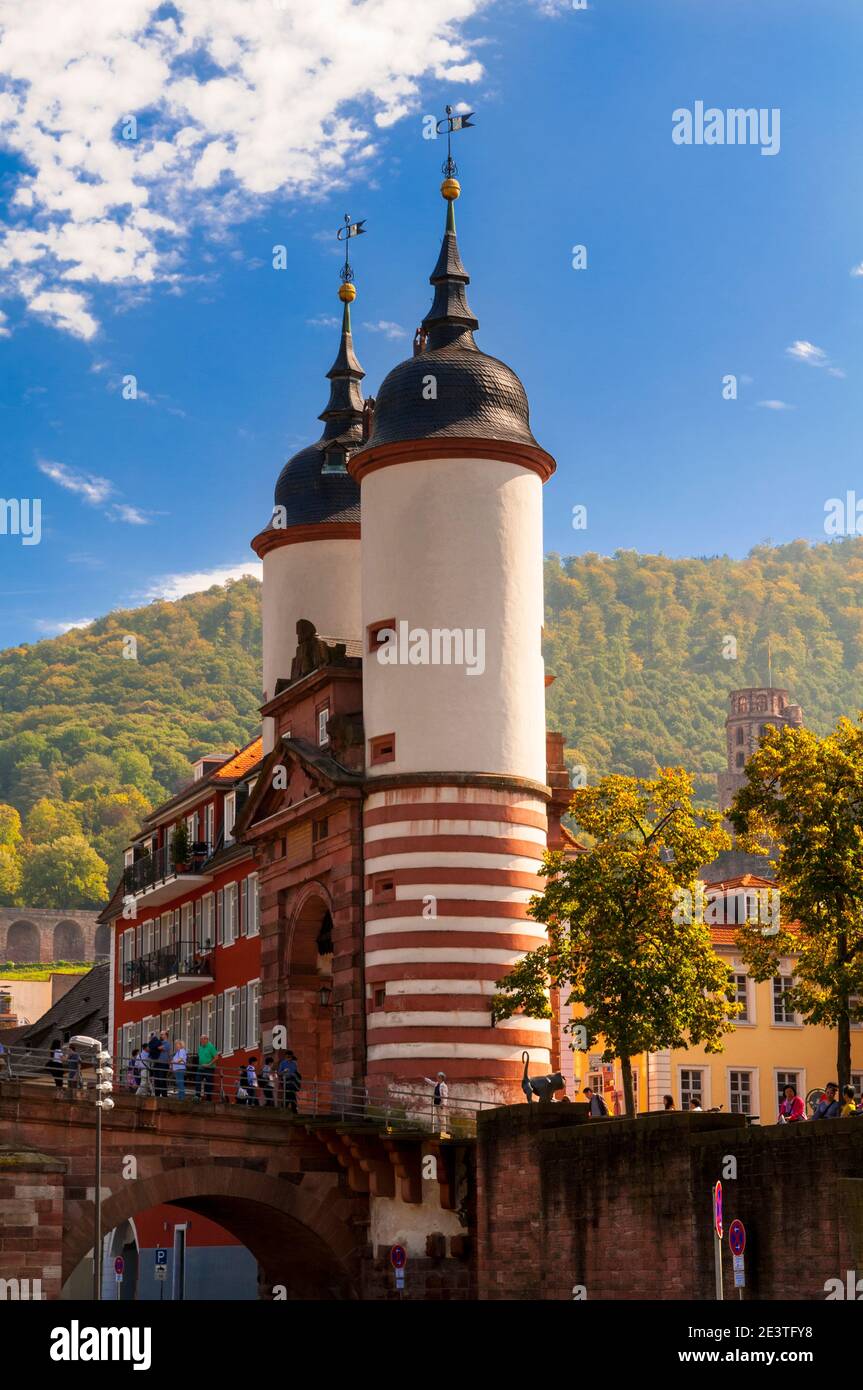 Le torri della porta del ponte sull'Alte Brücke (ponte vecchio) a Heidelberg, Baden-Württemberg, Germania. Settembre. Foto Stock