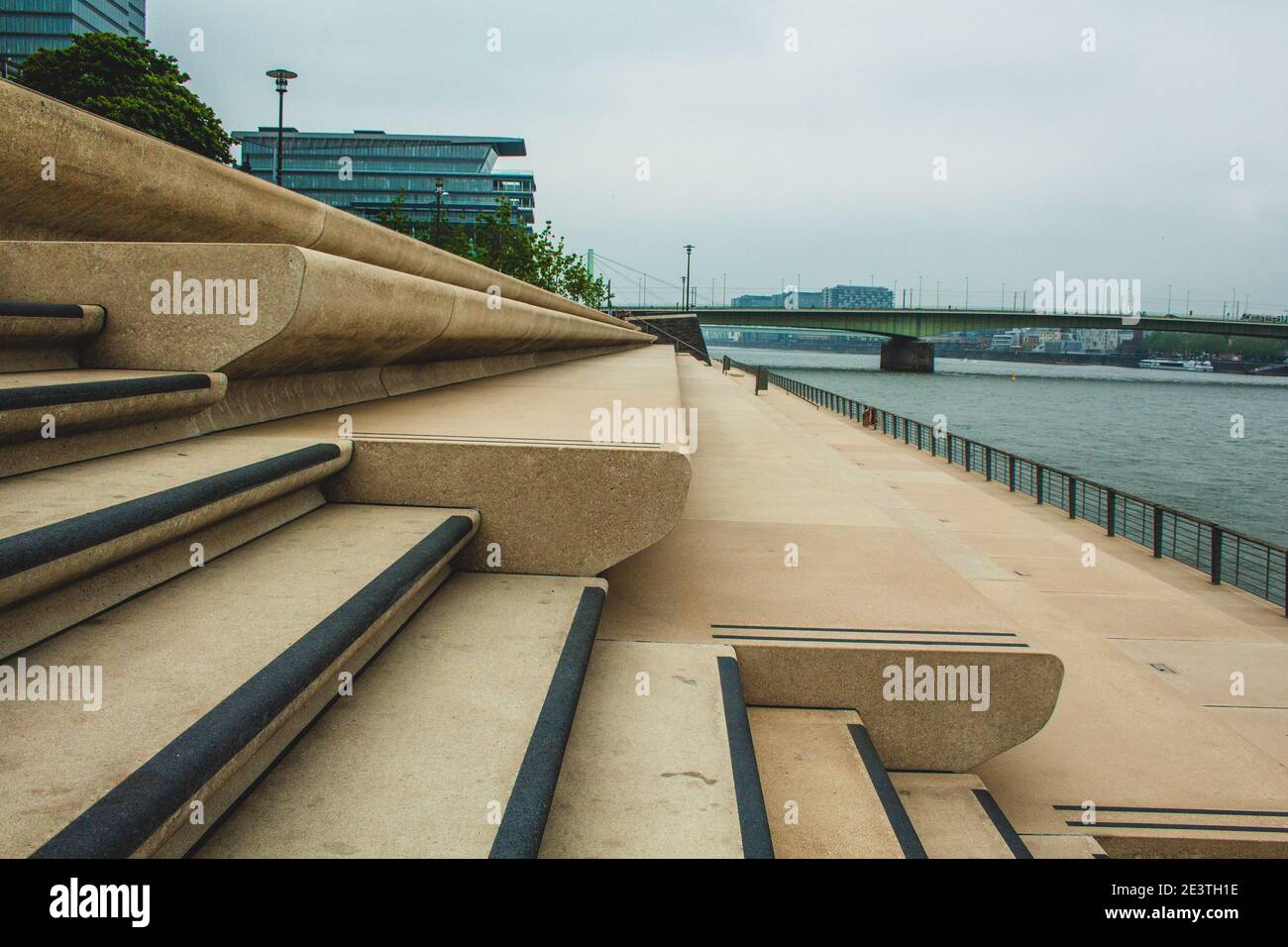 Rheinboulevard nel centro di Colonia, Germania. Le scale sono vuote e non ci sono persone sulla passerella Foto Stock