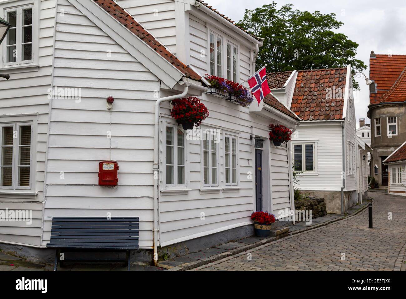 Gamle Stavanger, un'area storica della città vecchia con edifici in legno bianco restaurati del XVIII e XIX secolo Foto Stock