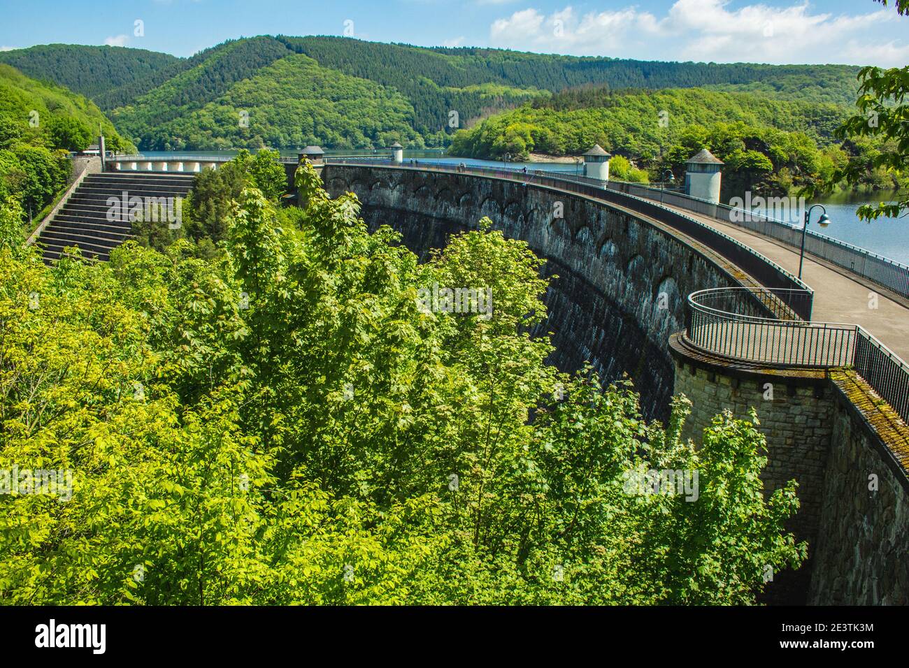 Urft Dam (Urfttalsperre) con il lago Urft al Parco Nazionale Eifel nel Nord Reno-Westfalia, Germania. Foto Stock