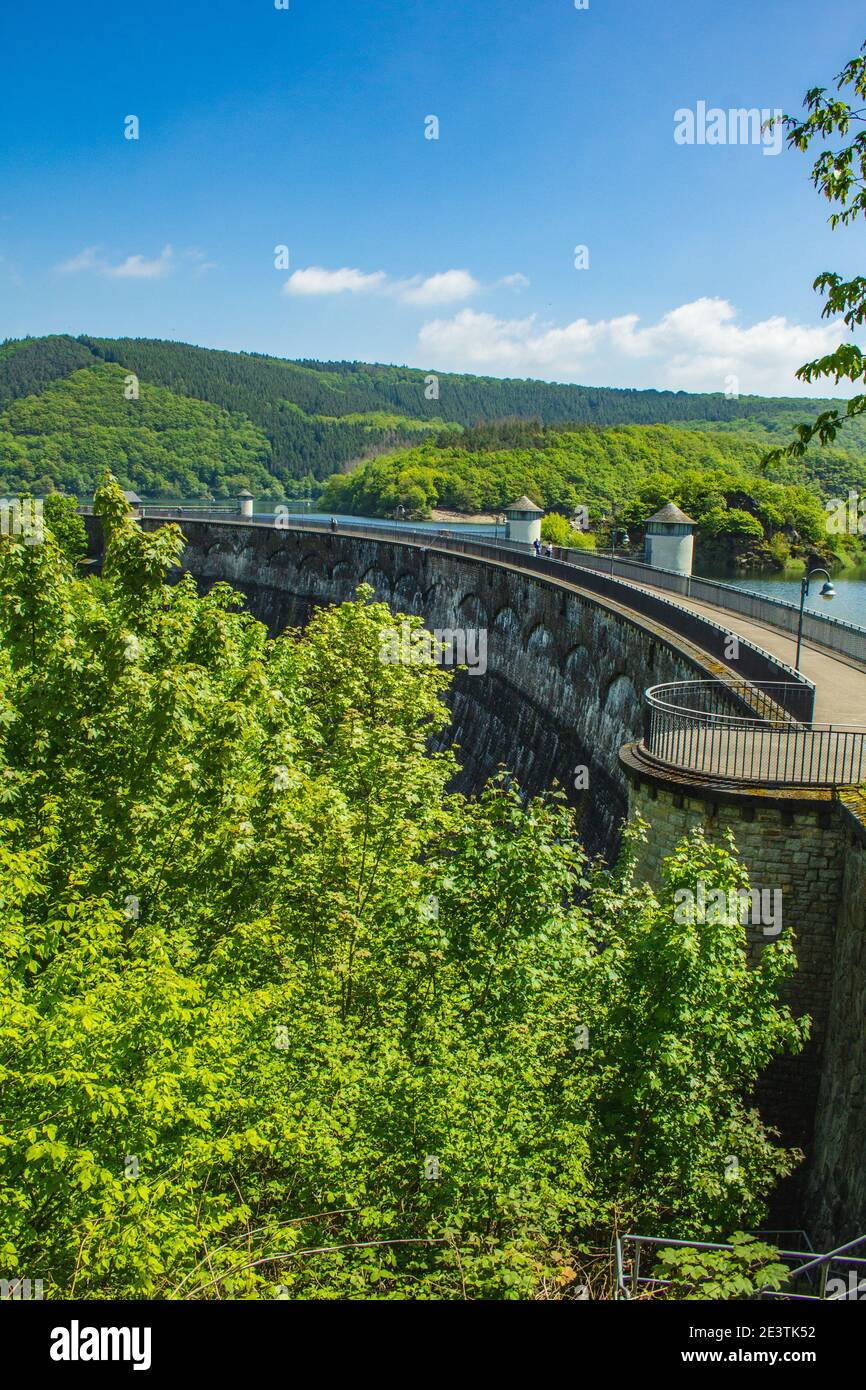 Urft Dam (Urfttalsperre) con il lago Urft al Parco Nazionale Eifel nel Nord Reno-Westfalia, Germania. Foto Stock