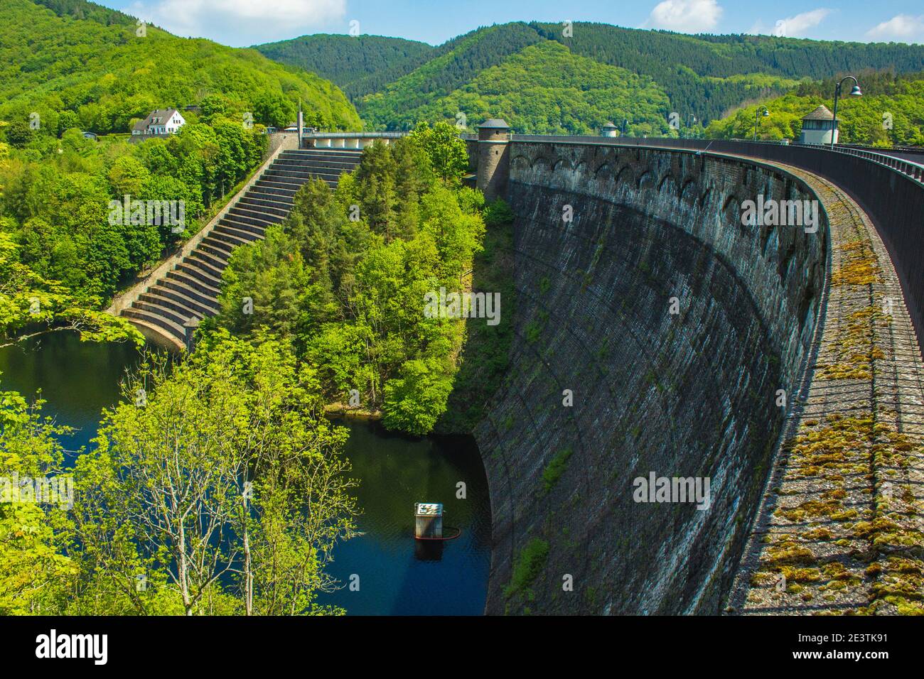 Urft Dam (Urfttalsperre) con il lago Urft al Parco Nazionale Eifel nel Nord Reno-Westfalia, Germania. Foto Stock