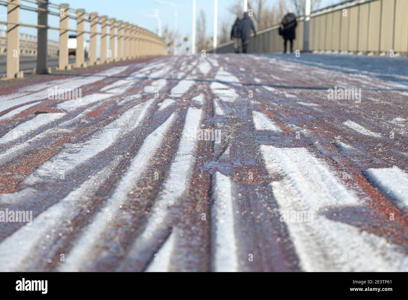 Ghiaccio e neve per le strade e i marciapiedi. Nevicate e ghiaccio in città. Primo piano Foto Stock