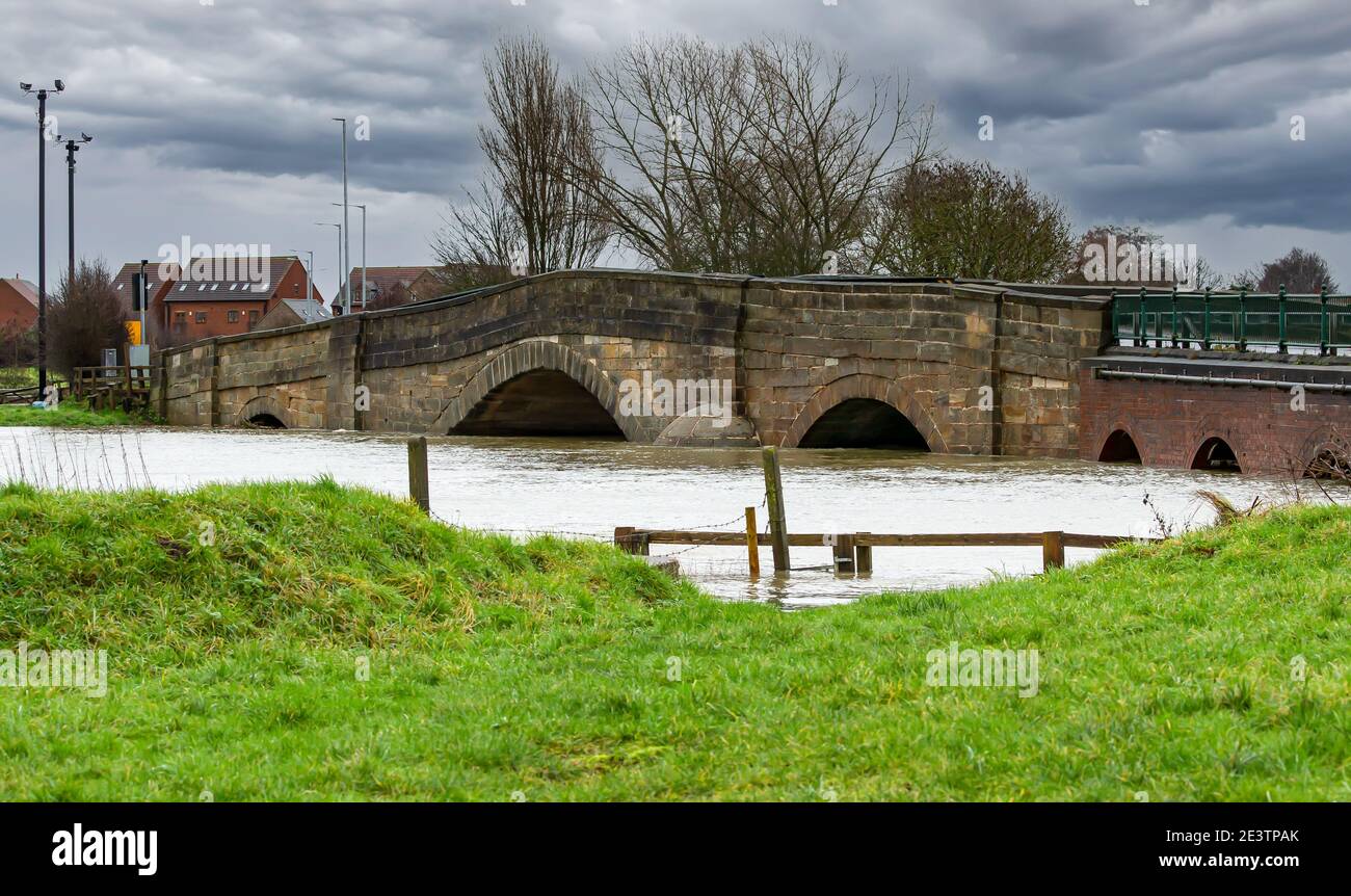 Fiume Derwent a Bubwith, vicino Selby con acqua alluvione crescente dopo Storm Christoph. Inverno 2021. Orizzontale. Spazio per la copia Foto Stock