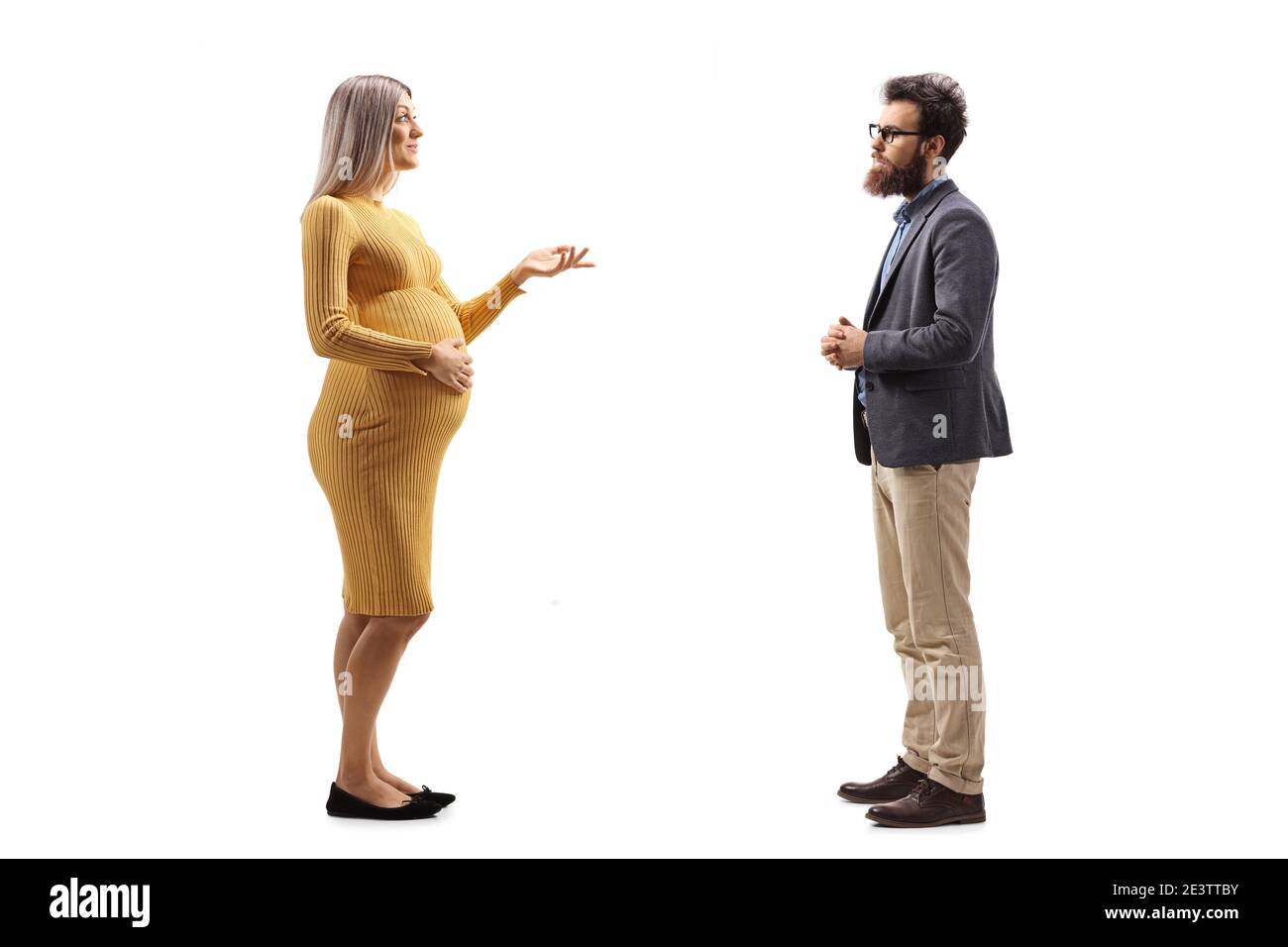 Foto di profilo a lunghezza intera di una donna incinta che parla con un uomo bearded isolato su sfondo bianco Foto Stock