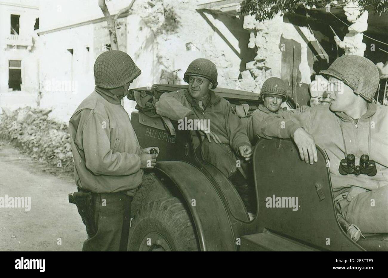 Il Generale maggiore Manton S. Eddy & Daniel Stroh, in Dodge Command car, 1943 US Signal Corps foto. Foto Stock