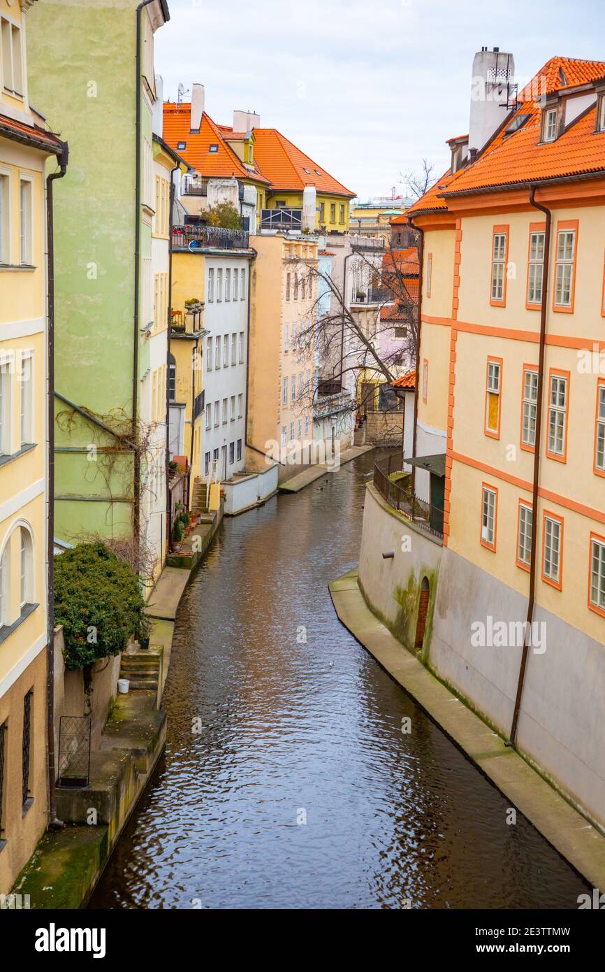 Piccolo fiume che scorre attraverso l'area della città vecchia, Praga, Repubblica Ceca. Praga Venezia Foto Stock