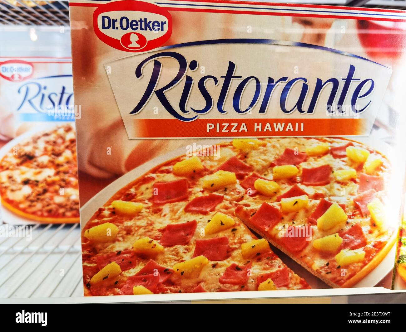 Berlino, Germania - 20 gennaio 2021: Vista su un congelatore con due confezioni di pizza in un supermercato. Foto Stock
