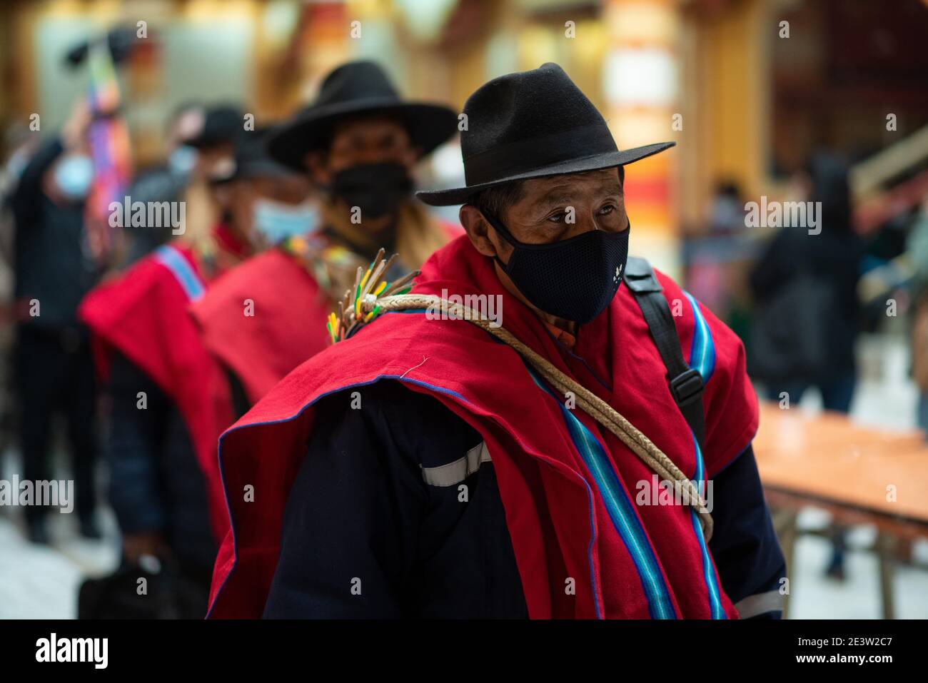 El Alto, Bolivia. 20 gennaio 2021. Gli uomini in costume tradizionale salutano il leader indigeno boliviano Felipe Quispe durante la sua scia. Quispe, noto anche come 'El Mallku', è stato considerato uno dei leader indigeni più radicali che non solo ha chiesto l'uguaglianza con i bianchi, ma ha anche messo in discussione lo stato della Bolivia. Lo chiamò una creazione di proprietari terrieri spagnoli. Credit: Radoslaw Czajkowski/dpa/Alamy Live News Foto Stock