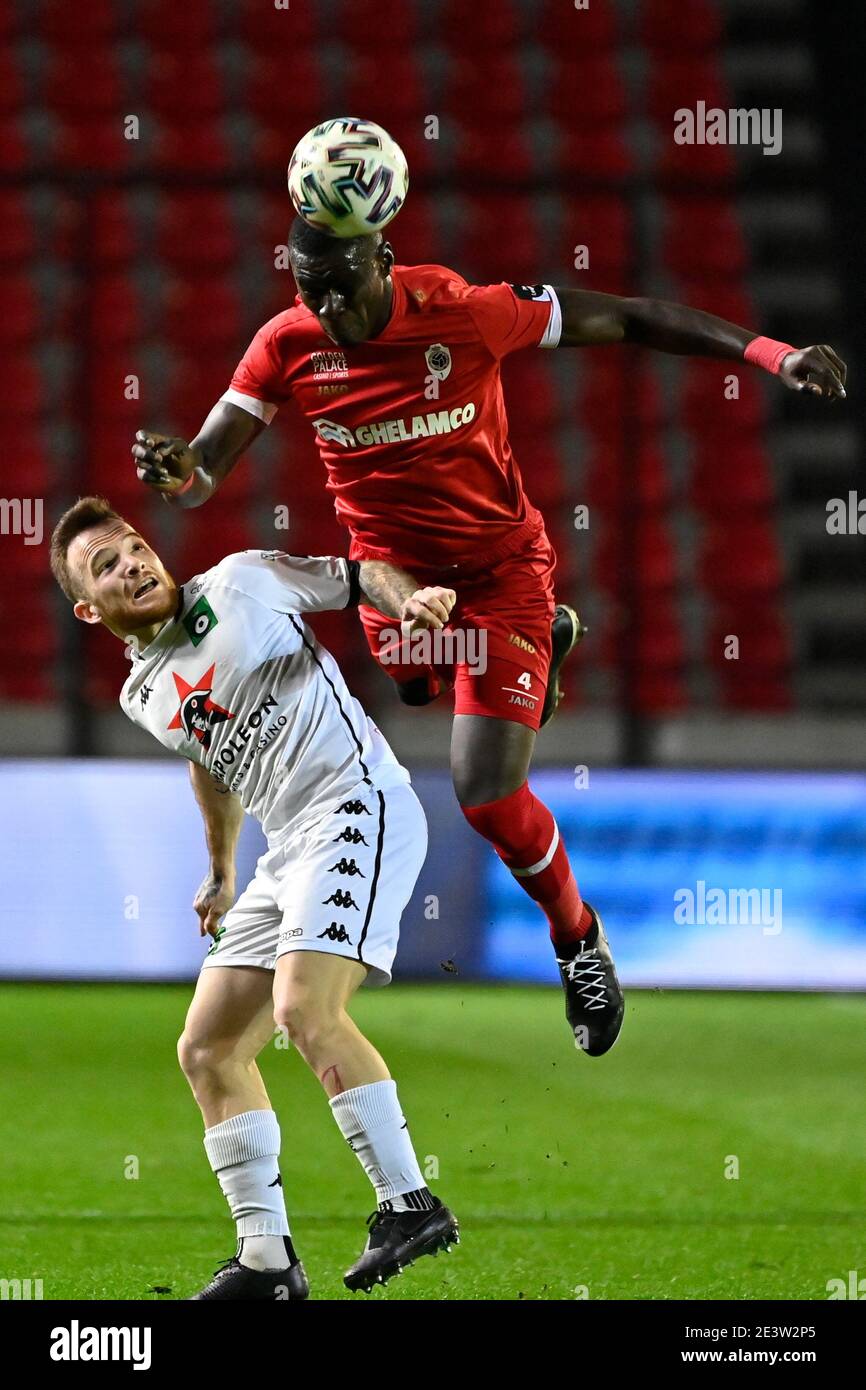 L'Abdoulaye Seck di Anversa e il Dino Hotic di Cercle hanno ritratto in azione durante una partita di calcio tra il Royal Antwerp FC e il Cercle Brugge, mercoledì 20 gennaio Foto Stock